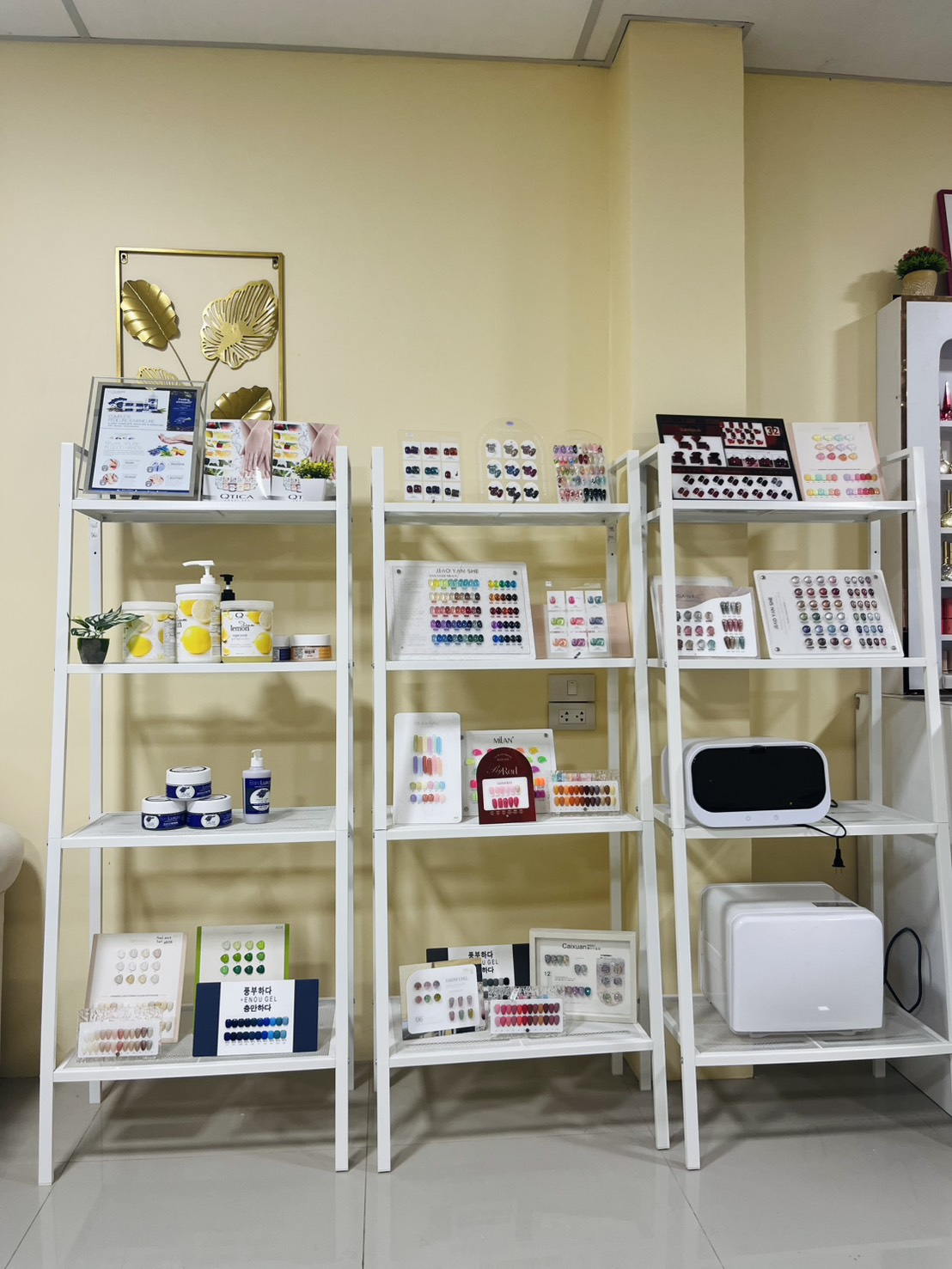 Salon interior detail
