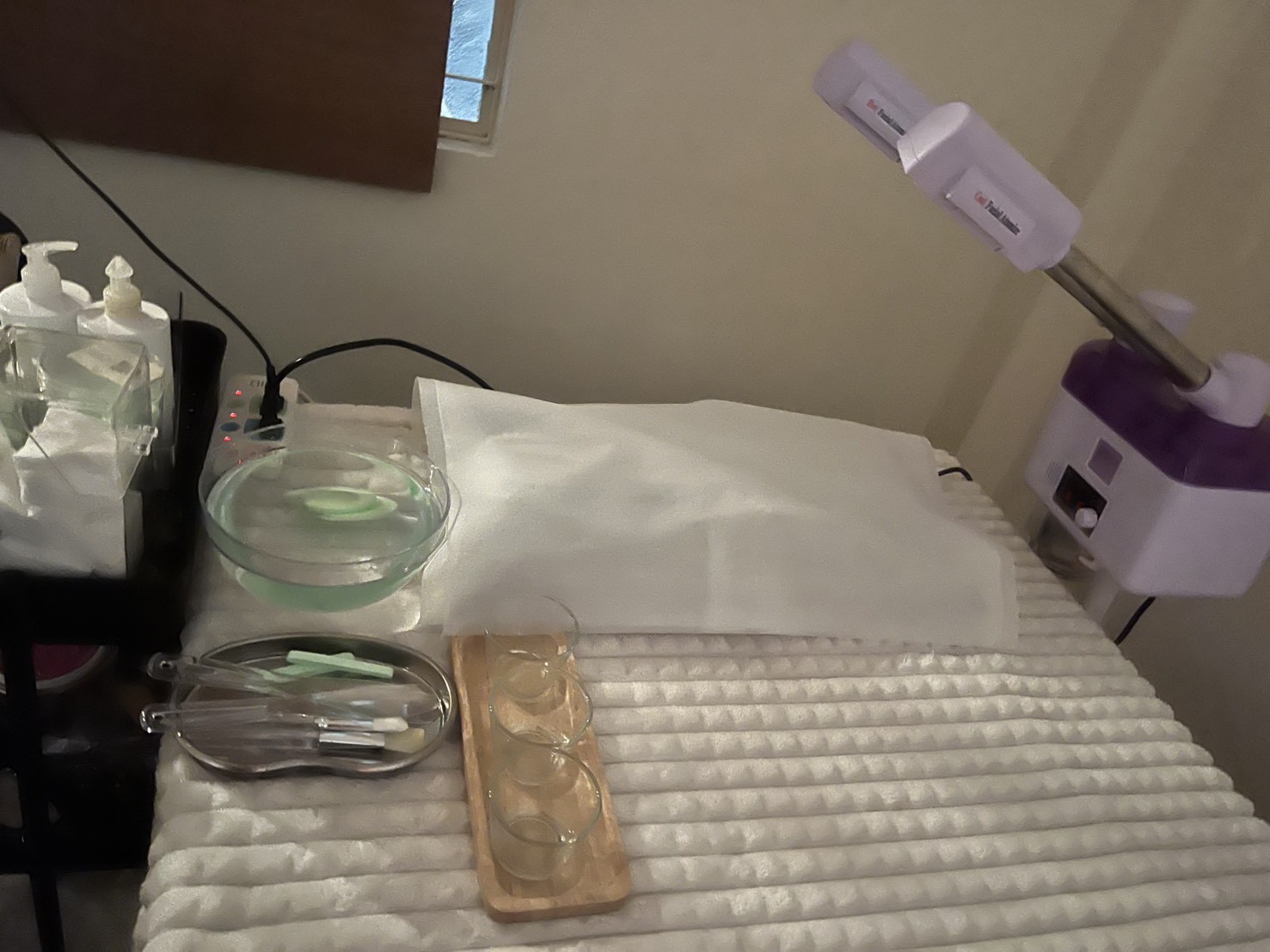 Facial treatment room with steamer